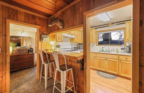 West Village Cabina | The Hideaway- Walk to DT, Hike to the Lake!