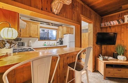 West Village Cabina | The Hideaway- Walk to DT, Hike to the Lake!