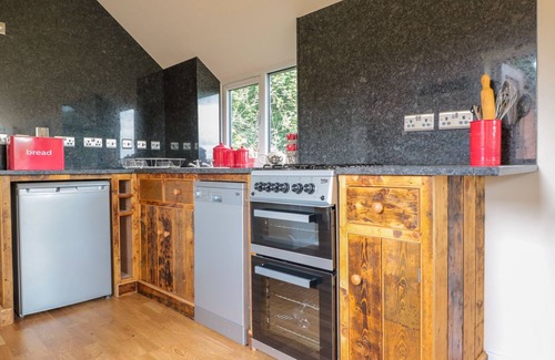 Llangrove Cabaña | THE HIDEOUT, admite mascotas, con piscina en Llangrove, Ref 1013778