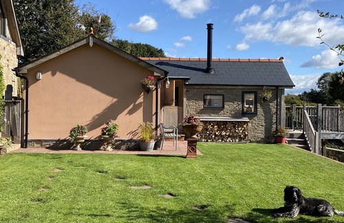 Llangrove Cabaña | THE HIDEOUT, admite mascotas, con piscina en Llangrove, Ref 1013778