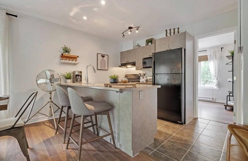 Mont Ste. Marie Condominio | The Hill Suite | Ski-In/Out + Balcony Fire Ambiance & Mountain Views