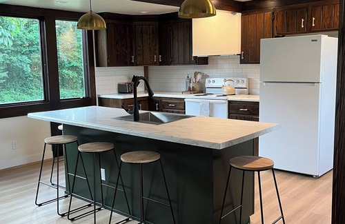 Plymouth Casa | The Hillside Cottage- 2 min Walk to Road America!