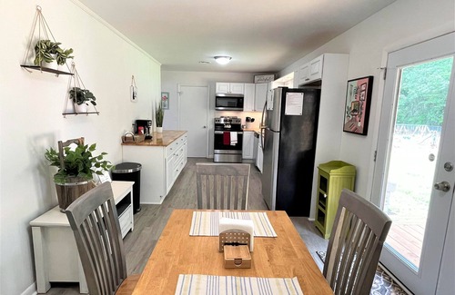 Center Point Casa | The Hilltop/Luxe Stylish Sunny Upscale