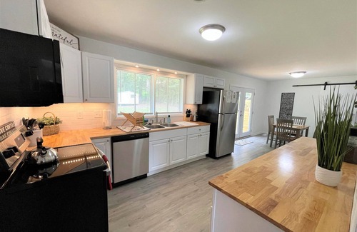 Center Point Casa | The Hilltop/Luxe Stylish Sunny Upscale