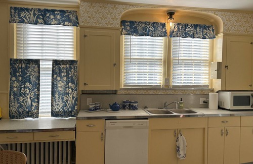Elkton Apartamento | The historic Mitchell House, built in 1769, in the heart of downtown Elkton.