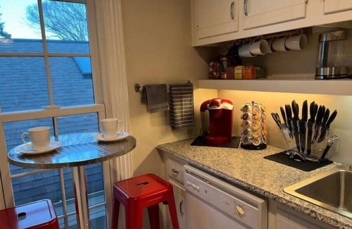 Uptown Condominio | THE HISTORIC VICTORIAN HIDEAWAY - WITH SKYLINE VIEWS!! BEST LOCATION IN UPTOWN!!