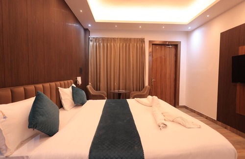 Kaul Hotel | The Hoften Snowia Luxury Stay Near Bhalugarh Waterfall