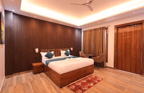 Kaul Hotel | The Hoften Snowia Luxury Stay Near Bhalugarh Waterfall