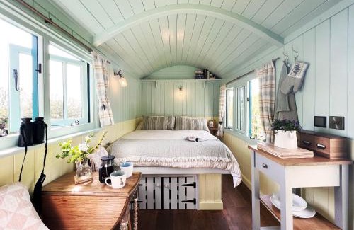 Sutton Casa | The Hollies Shepherds Hut by The Suffolk Cottage Collection