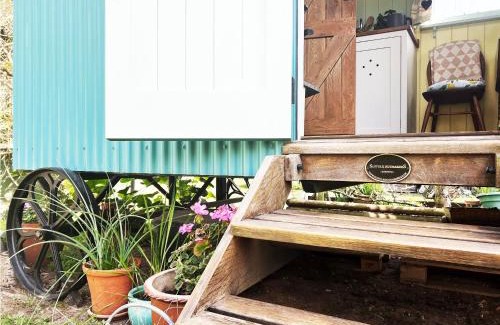 Sutton Casa | The Hollies Shepherds Hut by The Suffolk Cottage Collection