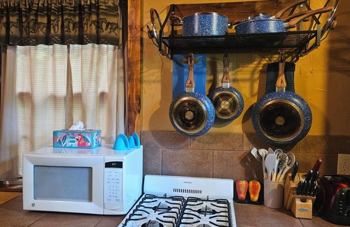 Elgin Cabina | The Honey Hut next to Big South Fork NRRA with AC, wifi, and horse stalls.