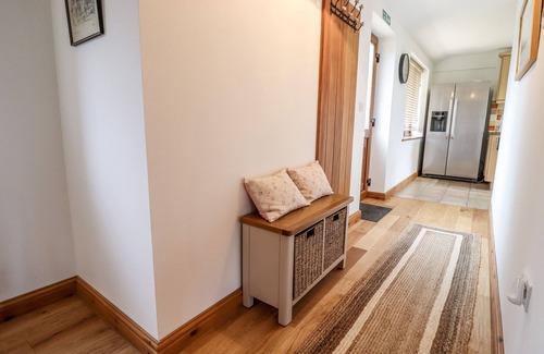 Tidenham Cabaña | THE HONEY POT, romantic, with hot tub in Chepstow