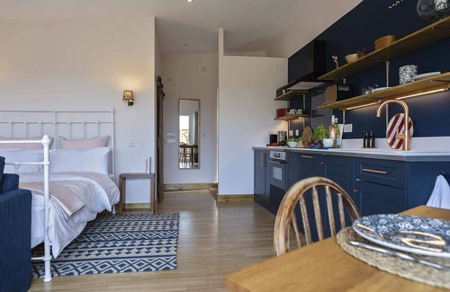 Rhosneigr Apartamento | The Hoot : Quirky Pet-Friendly Studio Near Rhosneigr | Managed by Anglesey Holiday Lettings