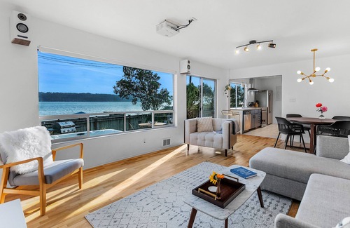 West Hills Casa | The Horizon on Hood Canal – Luxury Waterfront Beach House with Hot Tub & Firepit