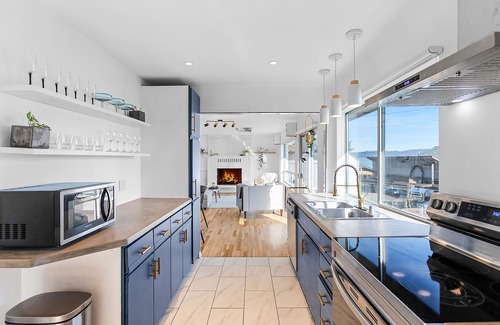 West Hills Casa | The Horizon on Hood Canal – Luxury Waterfront Beach House with Hot Tub & Firepit