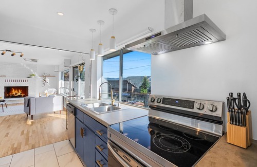 West Hills Casa | The Horizon on Hood Canal – Luxury Waterfront Beach House with Hot Tub & Firepit