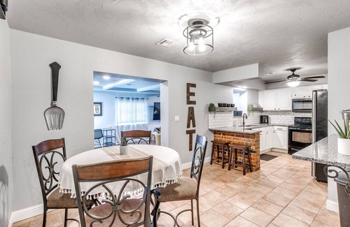 South Oklahoma City Casa | The House of Cards- just 8 mins to airport!