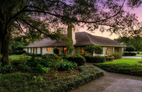 Starkville Casa | The Howell House - Picturesque Countryside Retreat