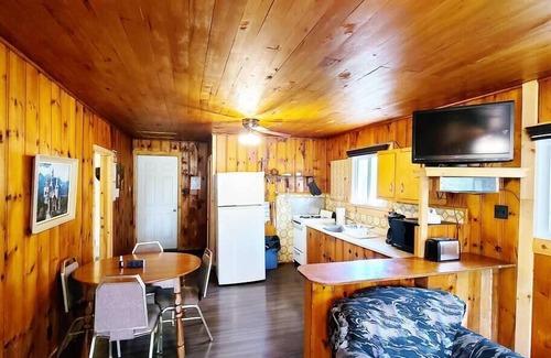 Selwyn Casa | The Hunter - 3-Bedroom River-front Cottage