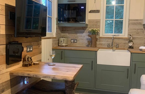 Lowton Cabina | The Hut at Belle Vue