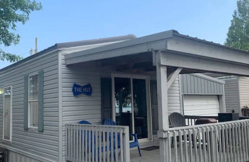 Hornbeak Casa | The Hut. Cozy 2-bedroom mobile home on peaceful Reelfoot Lake with boat shed