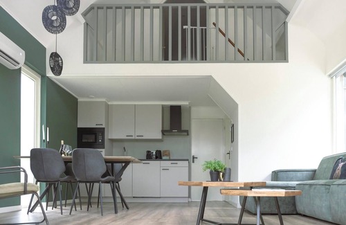 Nieuw Heeten Casa | The IJssel Luxe bungalow offers luxury and tranquility in nature for 4 people, with modern amenities and a beautiful terrace.