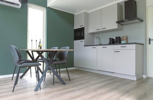 Nieuw Heeten Casa | The IJssel Luxe bungalow offers luxury and tranquility in nature for 4 people, with modern amenities and a beautiful terrace.