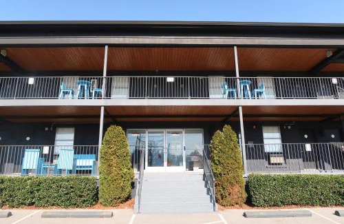 Berry Hill Hotel | The Iris Motel