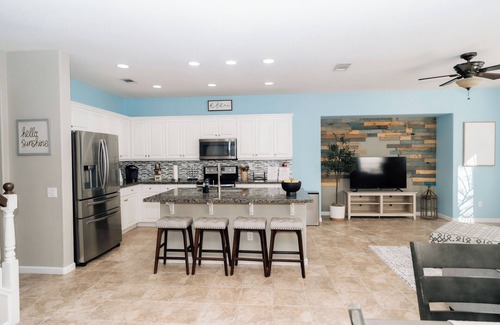 Turlock Casa | The Ivory House - Spacious Modern Home