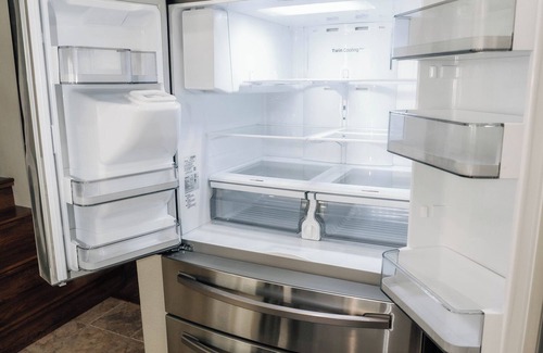 Turlock Casa | The Ivory House - Spacious Modern Home