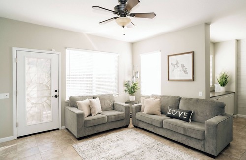 Turlock Casa | The Ivory House - Spacious Modern Home