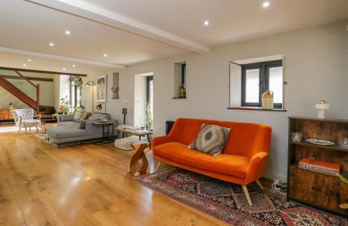 Govilon Casa | The Ivy Barn