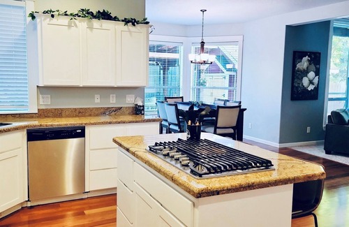 Albany Villa | The Jordan House- 4 BD, outdoor kitchen