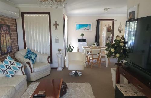 Wallerawang Casa | The Junction Estate COOL CALM COZY A Home N Host Property