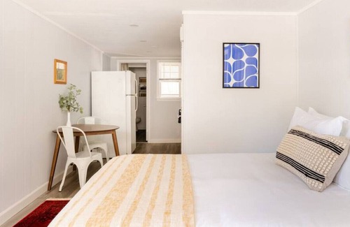 Old Mystic Apartamento | The Kelly Studio · Near Mystic, Casinos + USCGA