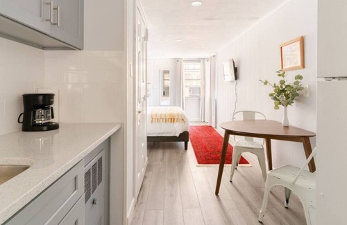 Old Mystic Apartamento | The Kelly Studio · Near Mystic, Casinos + USCGA