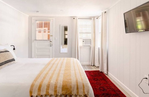 Old Mystic Apartamento | The Kelly Studio · Near Mystic, Casinos + USCGA