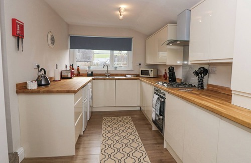 Kirkby-in-Furness Cabaña | THE KNOLL, family friendly, with a garden in Kirkby-In-Furness