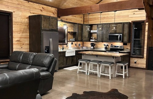 Board Camp Cabina | The Knotty Pine Cabin at Cabins of Wolf Pen Gap