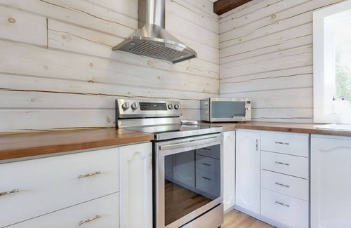 Pontiac Apartamento | The Lake Escape - Waterfront, Hot tub, Sleeps 14!