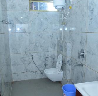 Bhimtal Hotel | The Lake Edge