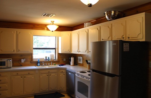 Dennis Casa | The Lake House is a cozy 2 bedroom at Stony Point