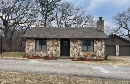 Dennis Casa | The Lake House is a cozy 2 bedroom at Stony Point