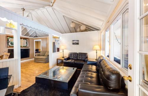 Plymouth Casa | The Lake House