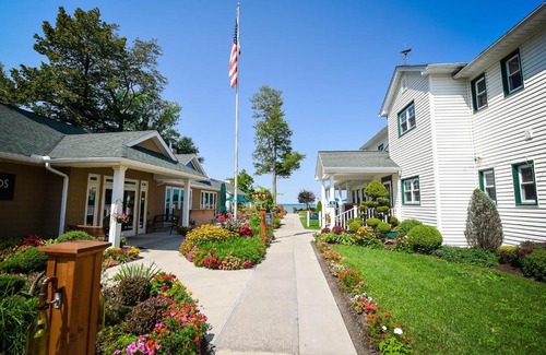 Geneva-on-the-Lake Hotel | The Lakehouse Inn Geneva