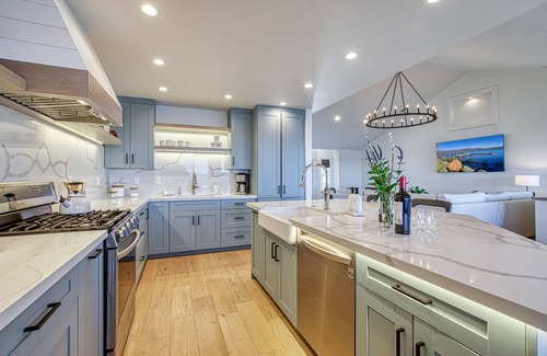 Kelseyville Casa | The Lakehouse. Spectacular Lake & Moutain Views, Pool, private marina & dock.