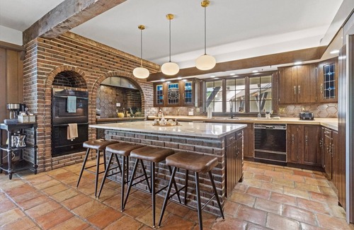 Pleasant Hill Casa | The Landing(43MO) - Luxurious Lodge Sleeps 20 + Airway Strip + Hot Tub