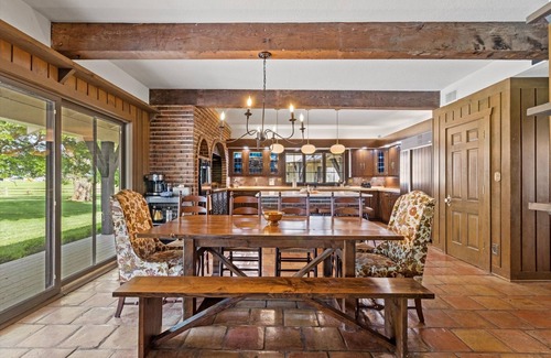 Pleasant Hill Casa | The Landing(43MO) - Luxurious Lodge Sleeps 20 + Airway Strip + Hot Tub
