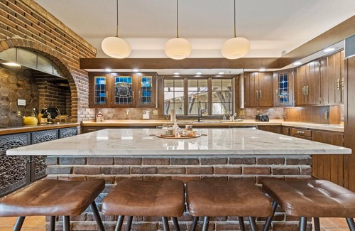 Pleasant Hill Casa | The Landing(43MO) - Luxurious Lodge Sleeps 20 + Airway Strip + Hot Tub