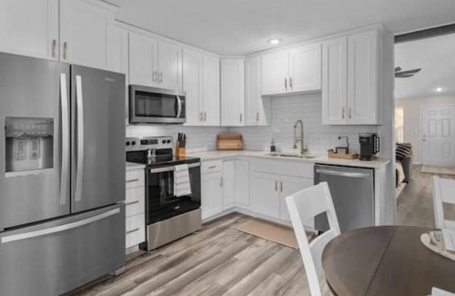 Parkville Casa | The Landing Pad-2 Bedroom 2 Bath w/ garage parking